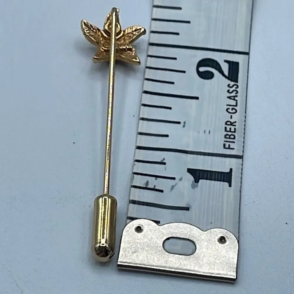 Vintage 70’s Sarah Coventry lapel or stick pin.